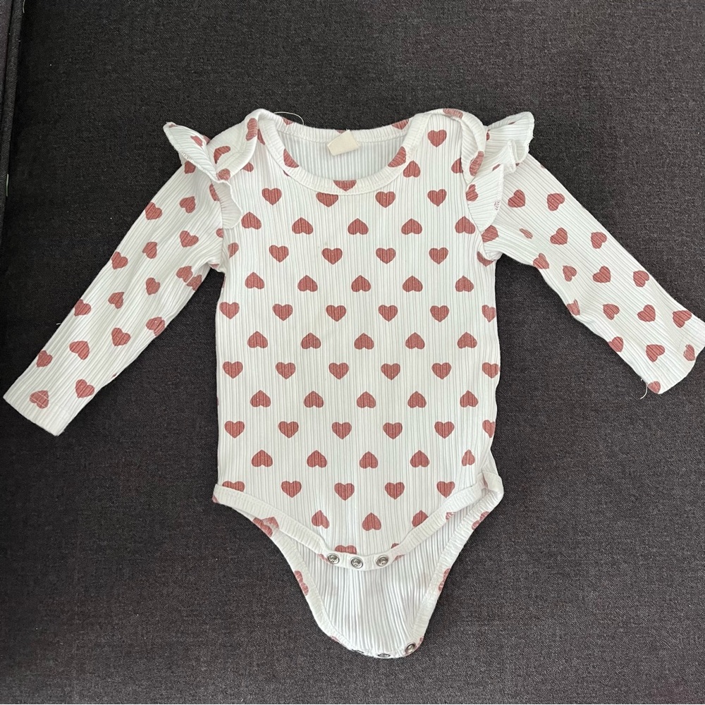 Heart 1 piece with ruffle shoulder sleeves. Fit my daughter from 3 to 15 months